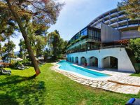 03 Ionian Blue Suite Sharing Pool 02